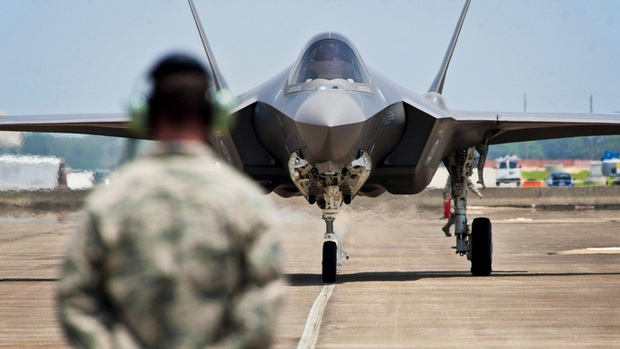 F35. La maggioranza si spacca, il voto slitta