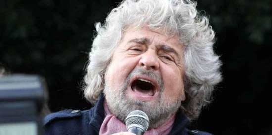 I grillo fan espongono in piazza le foto dei ‘traditori’. In vista nuova espulsione
