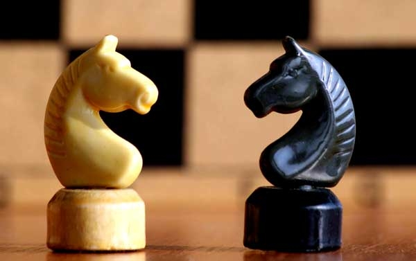 La “mossa del cavallo “? Bene, ma con una netta opzione per il sistema parlamentare