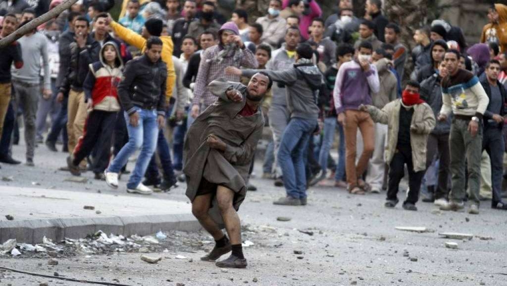 Egitto. Scontri tra sostenitori e oppositori di Morsi. 37 morti. Ucciso sacerdote copto