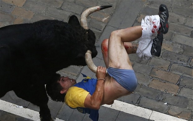 Pamplona. Turista australiana incornata dal toro. E’ gravissima. IL VIDEO