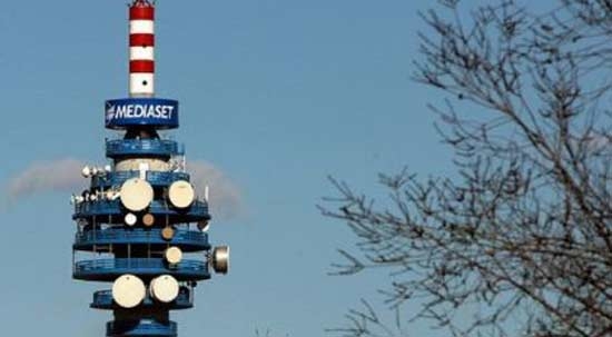M5S. Berlusconi abusivo, oscurare Mediaset. Grillo provoca, evadiamo il fisco
