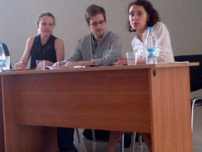 Snowden pronto a chiedere asilo temporaneo alla Russia