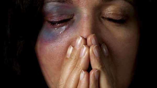 Stalking. Minaccia e picchia la  ex e le brucia l’auto. Arrestato