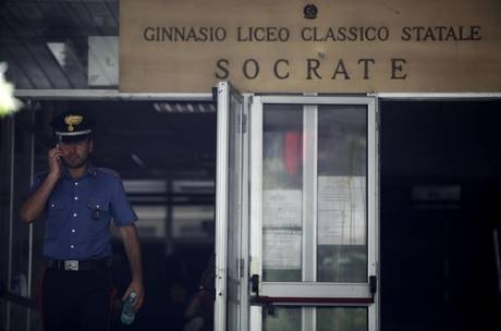 Incendio nello storico liceo Socrate di Roma. Marino, un atto criminale
