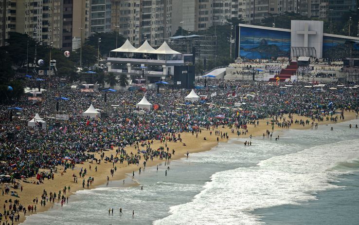 A Copacabana Papa Francesco saluta i giovani del Gmg aspettando Cracovia nel 2016