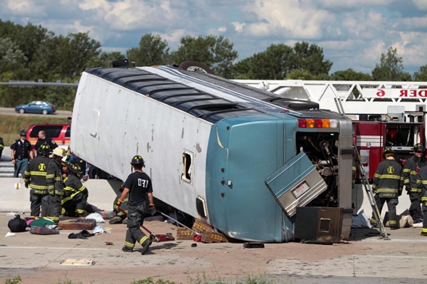 Usa si ribalta bus pieno di bambini. Tre morti e diversi feriti
