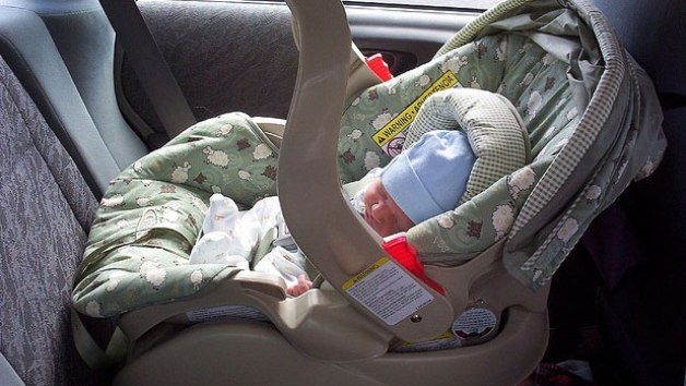 Parcheggia auto al sole e lascia il figlio di un mese con il ciuccio in bocca legato con lo scotch