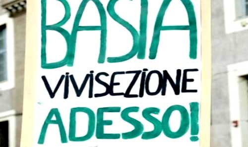 Milano. Animalisti espongono striscione su Duomo, no alla vivisezione