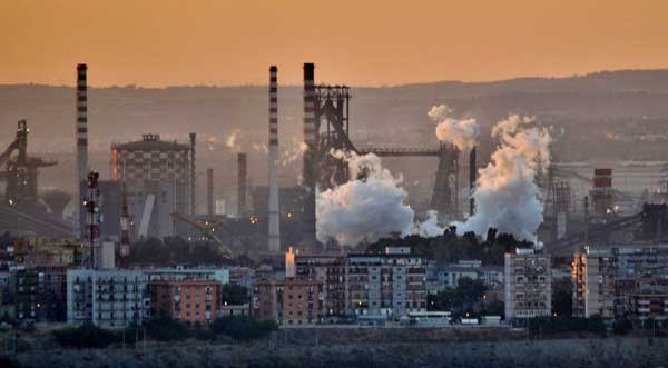 Ilva Taranto. Destinati a morire di ‘ambiente’. Parla Antonia Battaglia di Peacelink