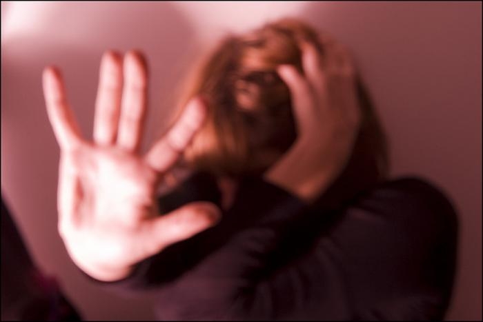 Tenta di strangolare la ex moglie per gelosia