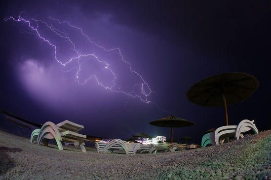 Maltempo. Due bimbi colpiti da un fulmine in spiaggia. Uno è morto