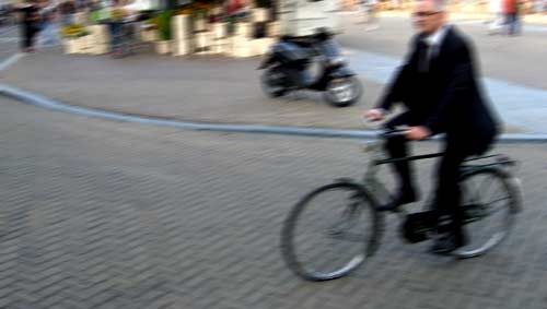 Scoperti tre falsi ciechi. Andavano in bicicletta e facevano la spesa