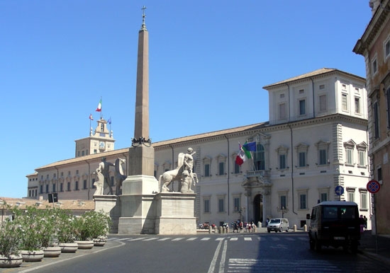Pdl al Colle. Stabilità al governo ma Berlusconi deve far politica. Come se niente fosse