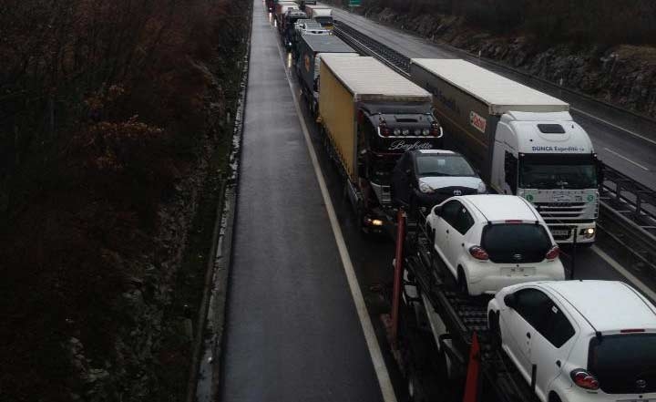 Trieste. Tir salta guarda rail su A4, 3 feriti