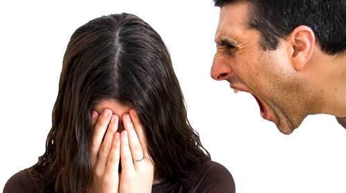 Violenza donne. Aggredisce la moglie davanti ai figli. Arrestato