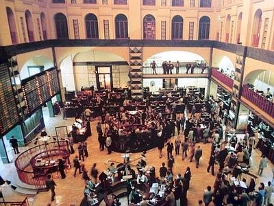 Le semestrali frenano Milano, premiata dal calo dello spread