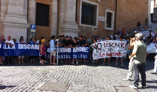 Rifiuti Ardeatina, Falcognana. Protestano i cittadini, la politica si scontra. VIDEO