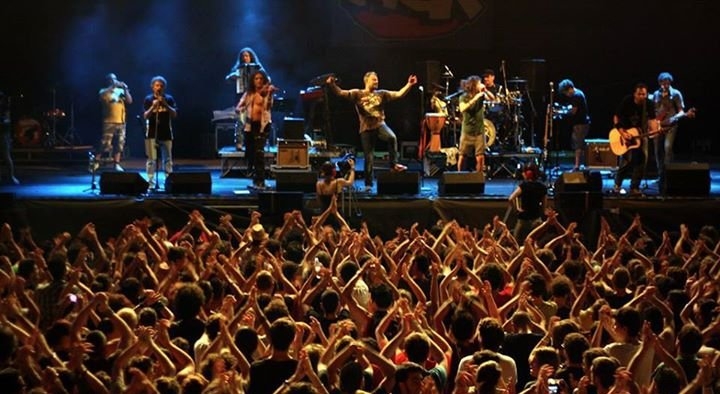 Il Renzi osservato speciale dai giovani… che però scelgono i Modena City Ramblers