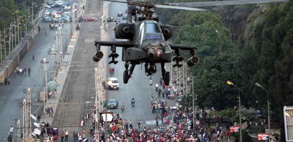 Egitto. I sostenitori di Morsi tornano in piazza. L’esercito pronto ad entrare in azione