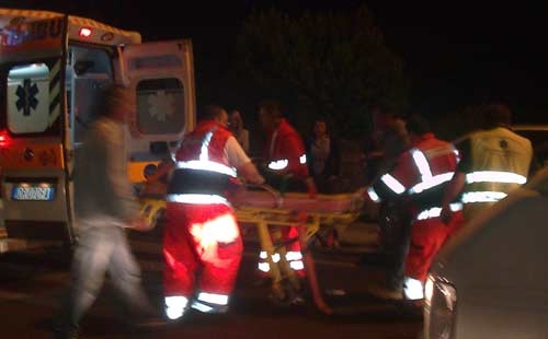 Cade da un muro fuori dalla discoteca. Gravissima 23enne