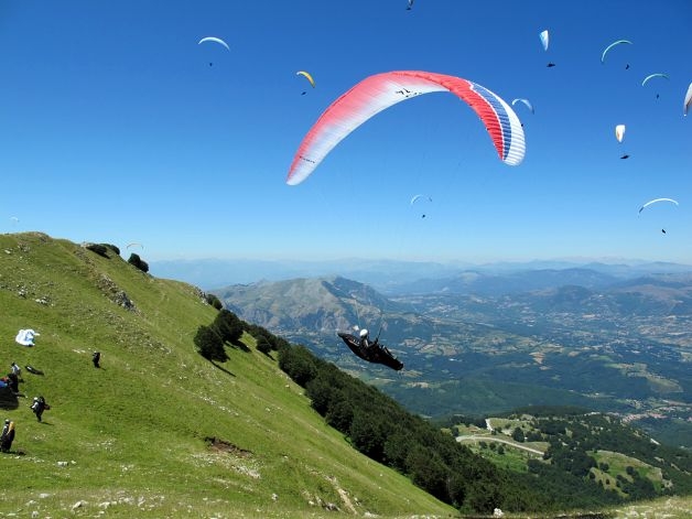 Due piloti friulani stabiliscono i record del mondo di parapendio