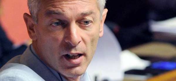 Il M5S torna all’attacco del governo. Basta pregiudicati che dettano l’agenda