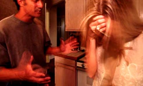 Femminicidio. Accoltella la moglie mentre dorme e tenta il suicidio