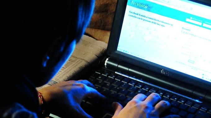 Promette lavoro nello spettacolo a ragazza 15enne in cambio di video hard. Denunciato 38enne
