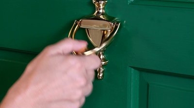Venditore porta a porta tenta di abusare di una ragazza. Arrestato