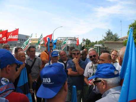 Italcementi. Blocco della Tiburtina per sciopero dei dipendenti