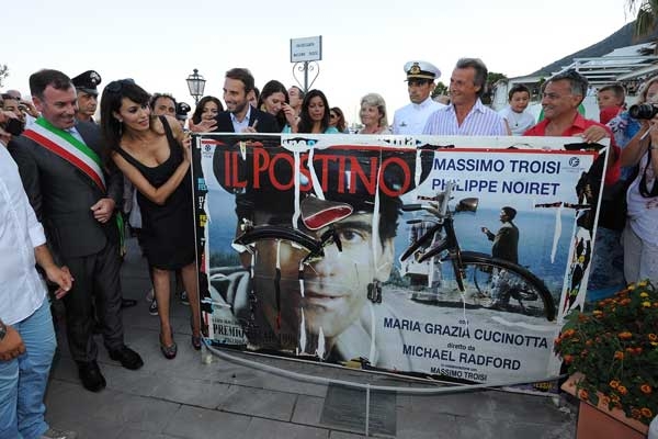 Massimo Troisi day. La Cucinotta torna a Salina