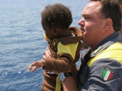 Immigrazione. A Siracusa sbarcano oltre 500 persone. Donna partorisce a bordo