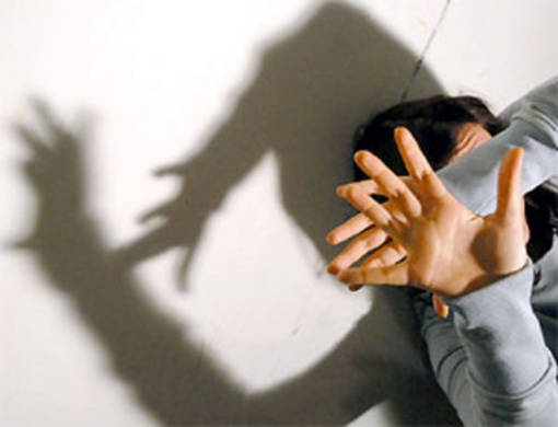 Violenza donne. Picchia e insegue moglie. Arrestato