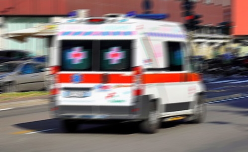 Aggredita e sfigurata con acido. E’ grave. Si segue la pista passionale