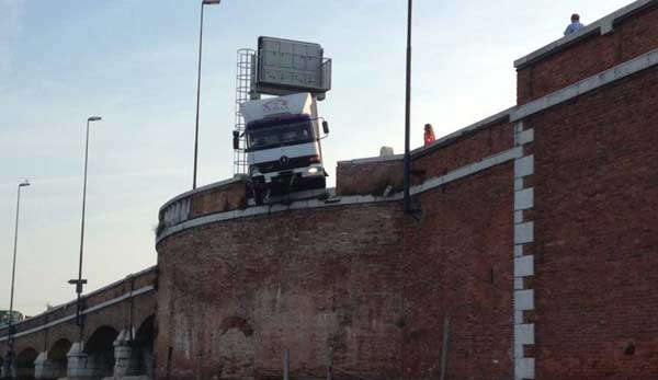 Venezia. Incidente sul Ponte della Libertà. Tir rischia di finire in Laguna