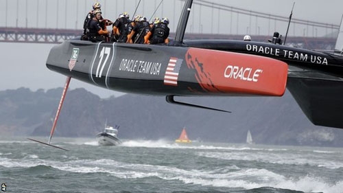 Vela. America’s Cup. Oracle, un acuto nella nebbia. Ma i kiwi sono avanti 3-1