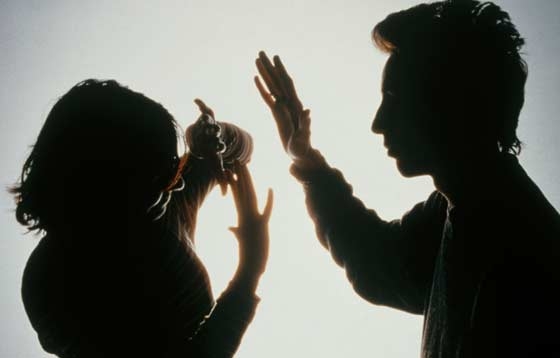 Violenza donne. Picchiata e segregata in casa con la figlia. Arrestato il marito