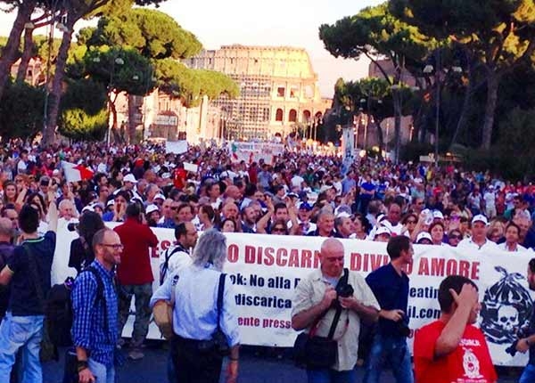 Rifiuti. In migliaia oggi in corteo per dire no alle devastazioni ambientali. LA DIRETTA