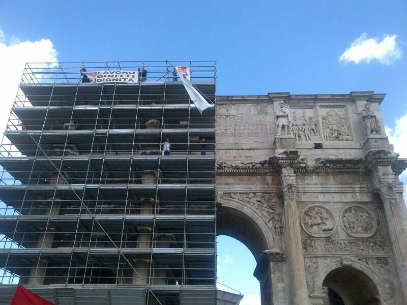 I Gladiatori dell’Urbe occupano l’arco di Costantino