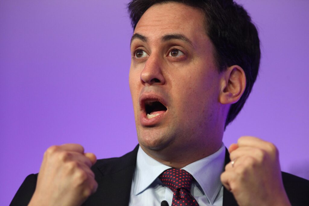 Gb, Miliband vuole congelare i prezzi delle bollette. E’ polemica
