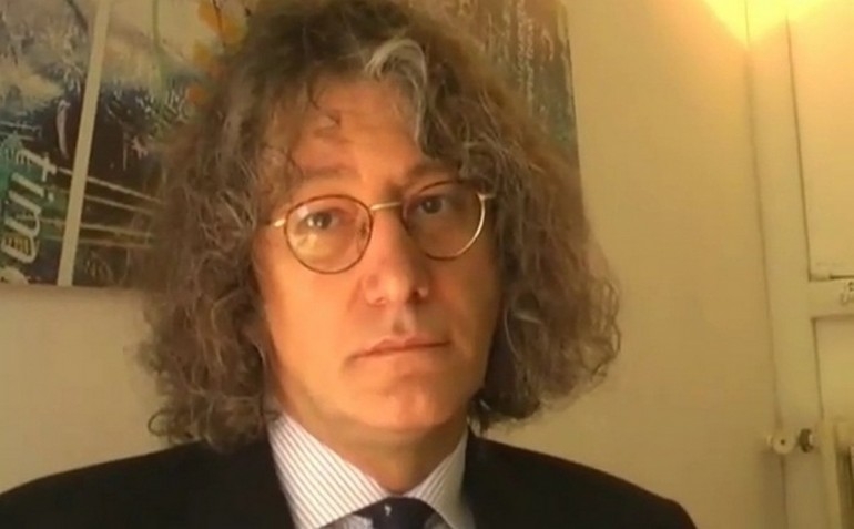 Il premier in sala mentre il fondatore del M5S espone le sue idee