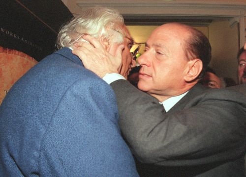 L’osceno abbraccio fra il pregiudicato e Pannella nel segno del degrado