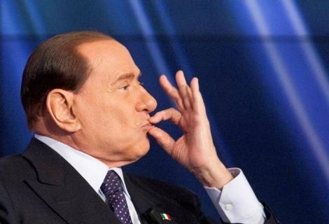 Il pregiudicato ordina ai “suoi” ministri di dimettersi, loro obbediscono. Si apre la crisi