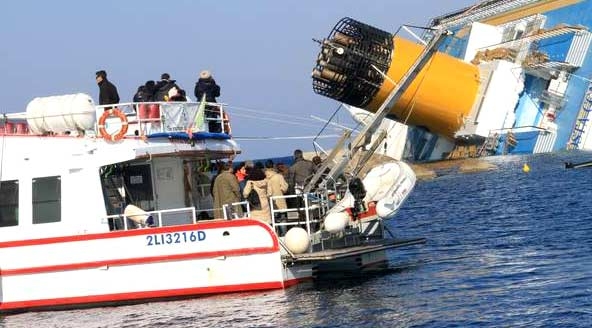 Concordia. Fiori in mare nella speranza di ritrovare i corpi di due dispersi