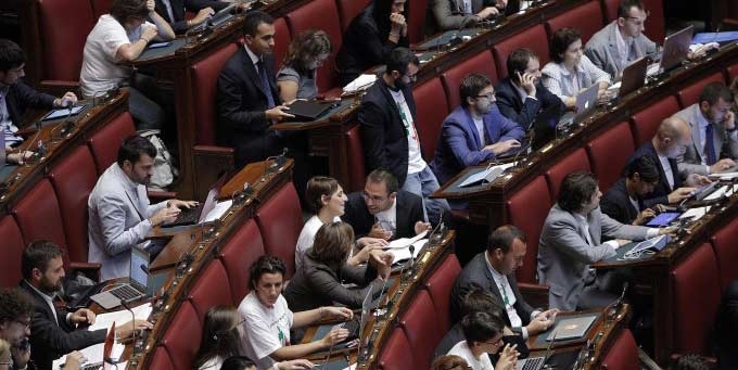 Riforme. Sì al Ddl, scoppia il caos. M5S, il Pd è peggio del Pdl. IL VIDEO