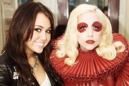 Lady Gaga dichiara guerra a Miley Cyrus