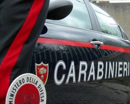 Spara alla moglie e al figlio e poi  si suicida