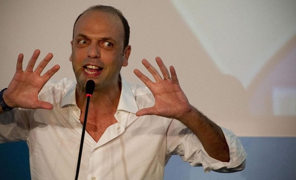 Alfano si sposta a destra per parare i colpi di falchi e lealisti