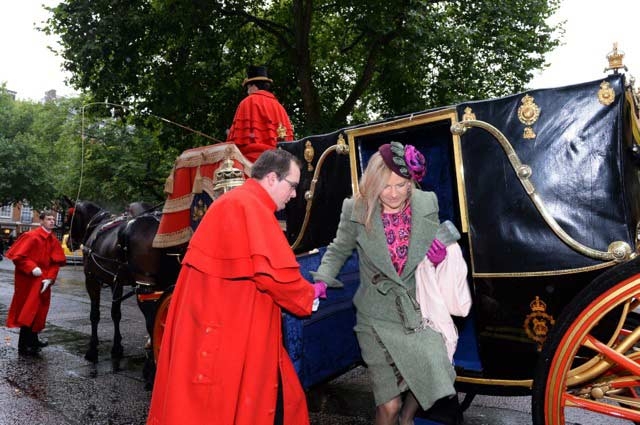 L’alta moda di Miglionico a Buckingham Palace